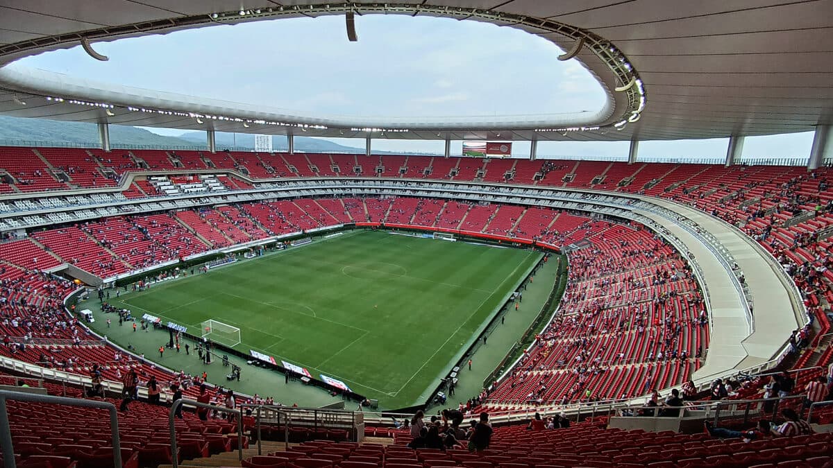 Futbol sahası üstten görünüm, yeşil çim ve saha çizgileri