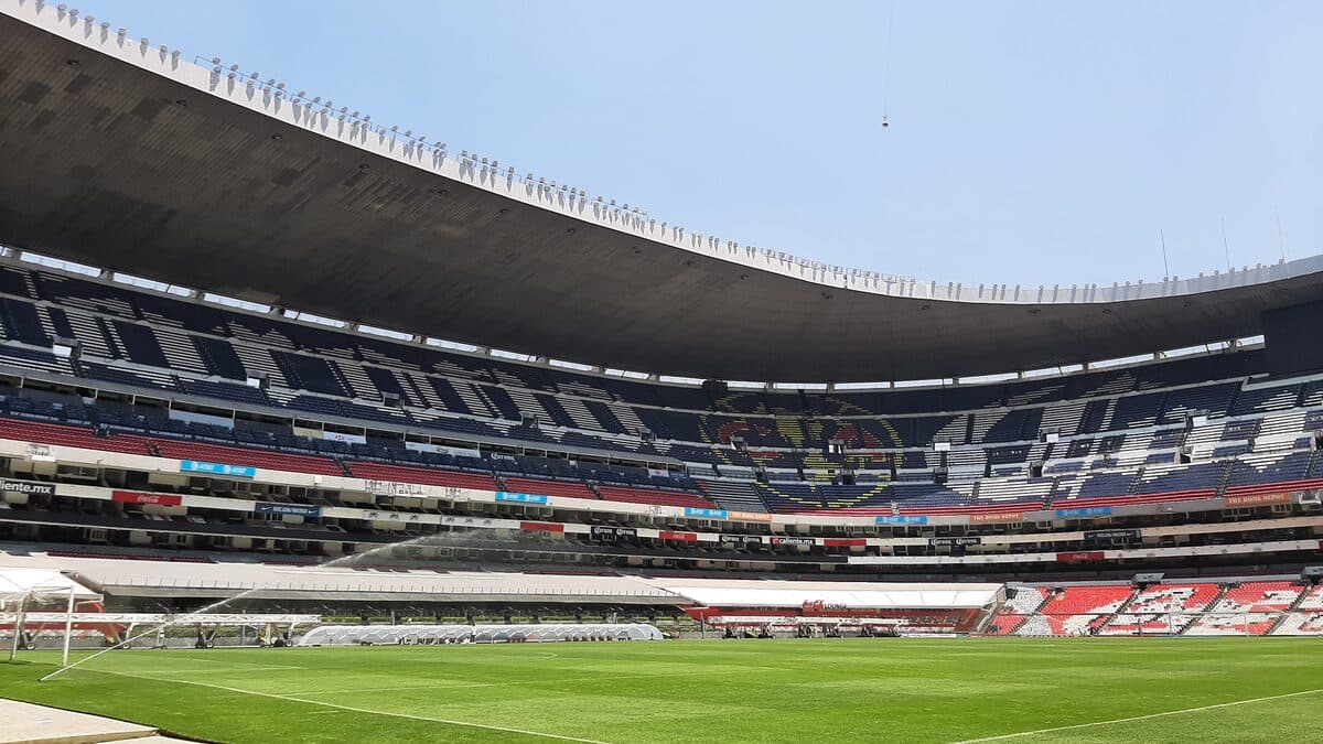 Kalabalık futbol stadyumu, heyecanlı taraftar atmosferi