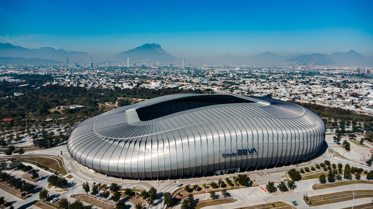 Tribün koridoru, saha perspektifi — büyük stadyum atmosferi