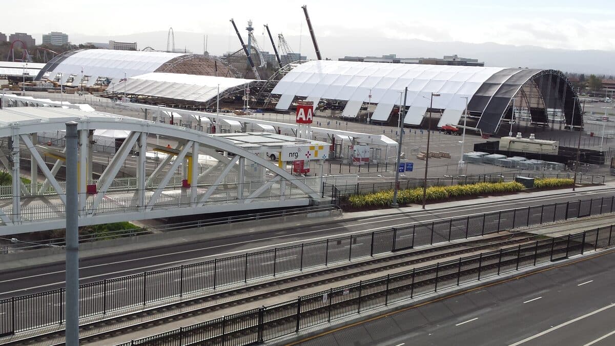 Modern stadyum tribün doluluğu, canlı maç atmosferi