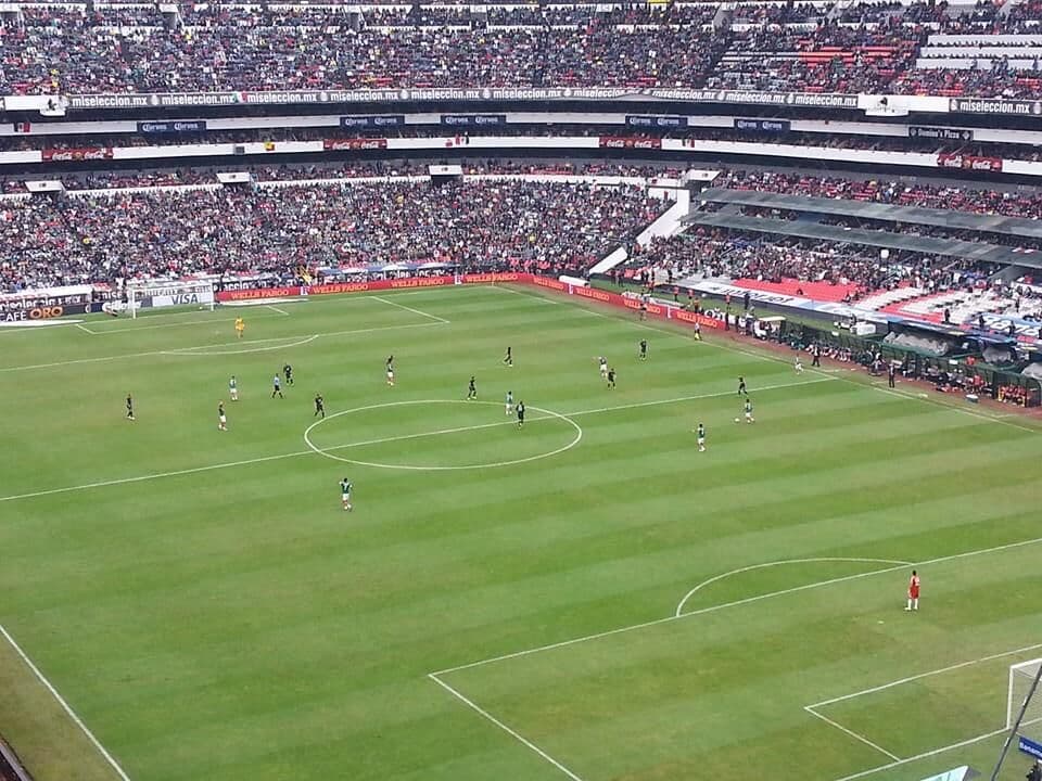 Kalabalık futbol stadyumu, heyecanlı taraftar atmosferi