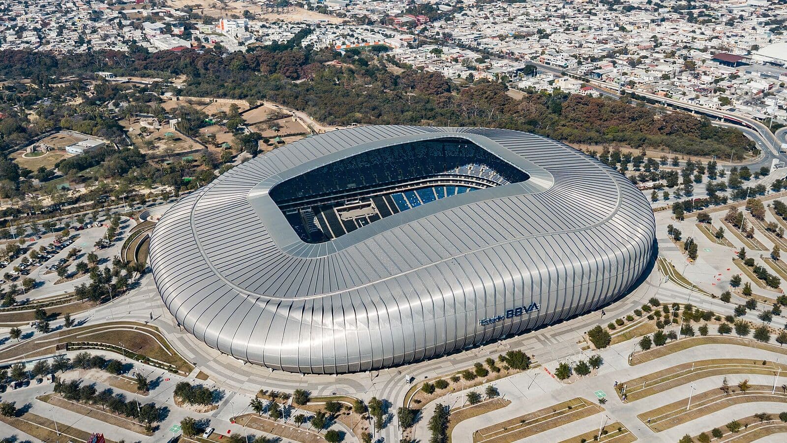 Tribün koridoru, saha perspektifi — büyük stadyum atmosferi